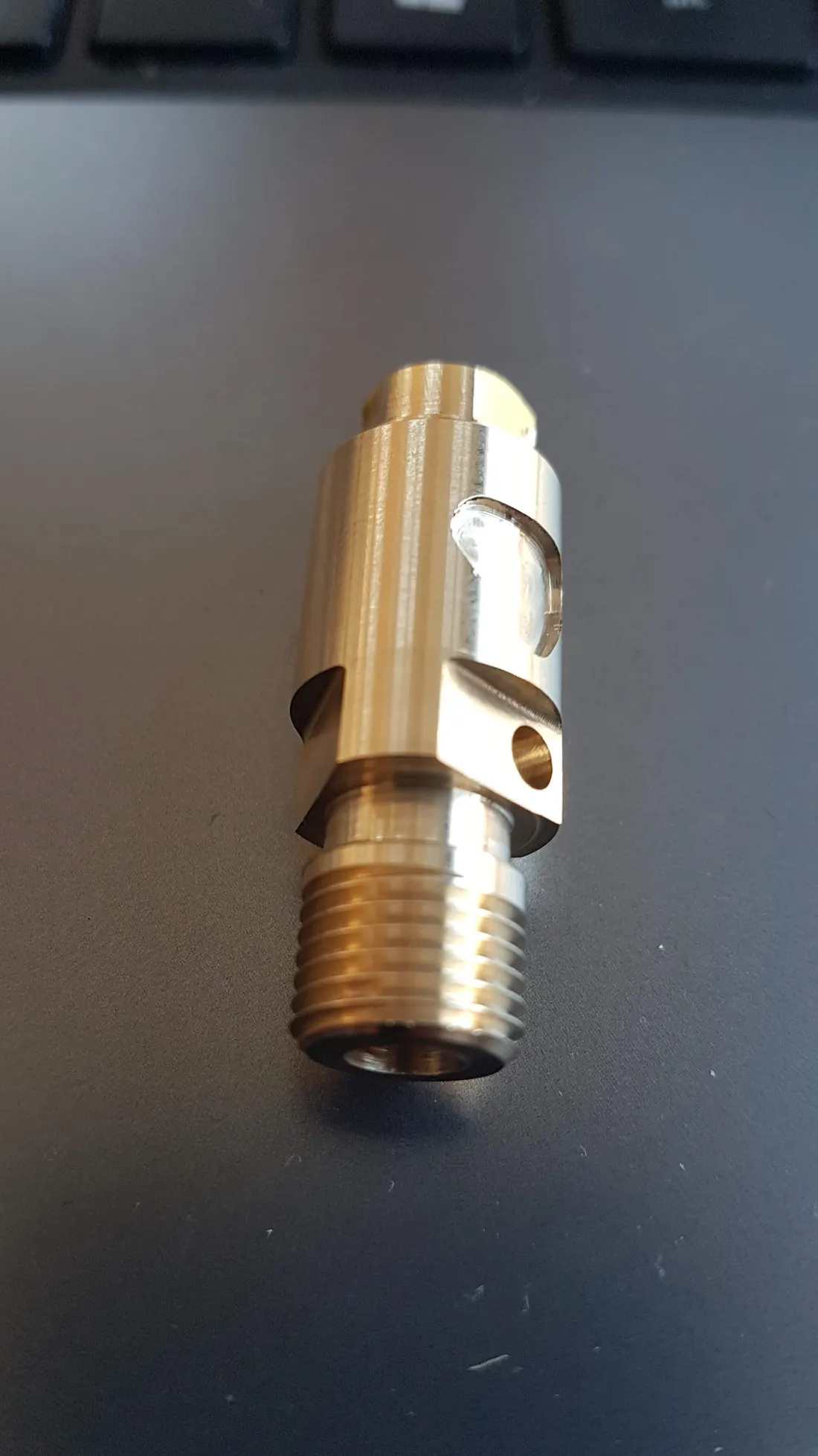 CNC tezgahında sarı koruma ekipmanıyla işleme