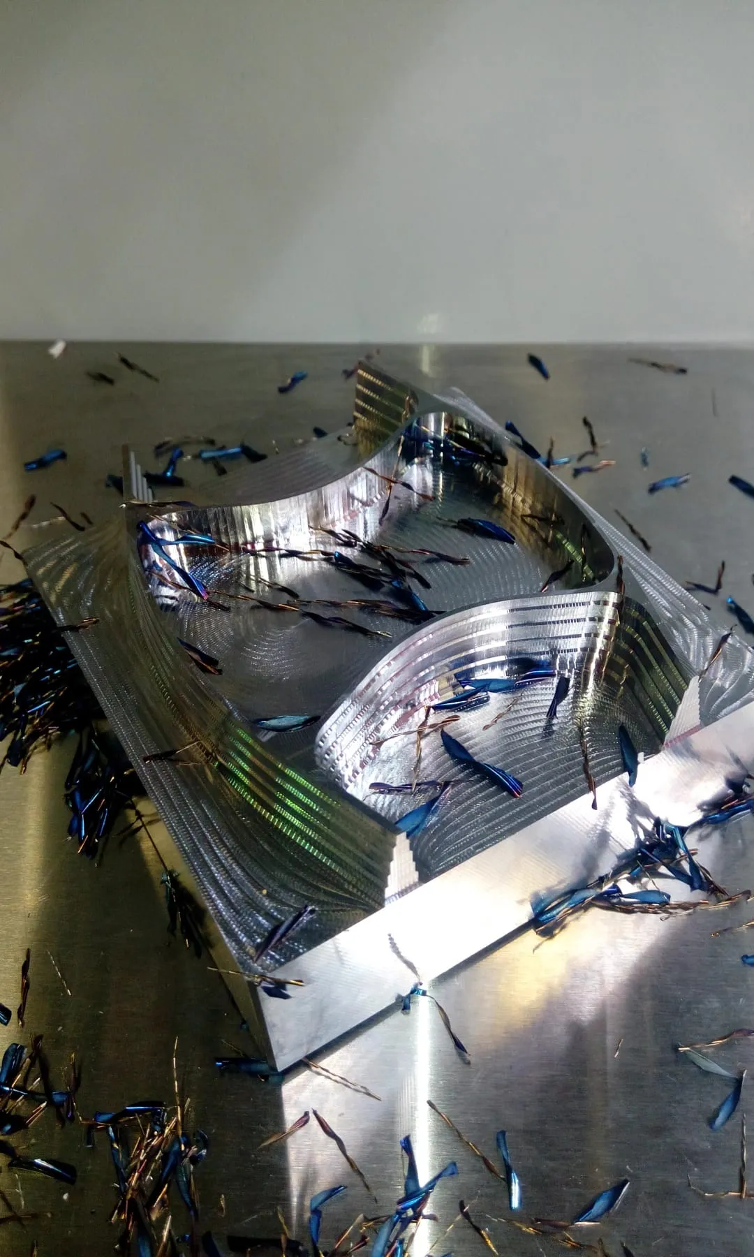Büyük alüminyum CNC parçası, işleme talaşlarıyla