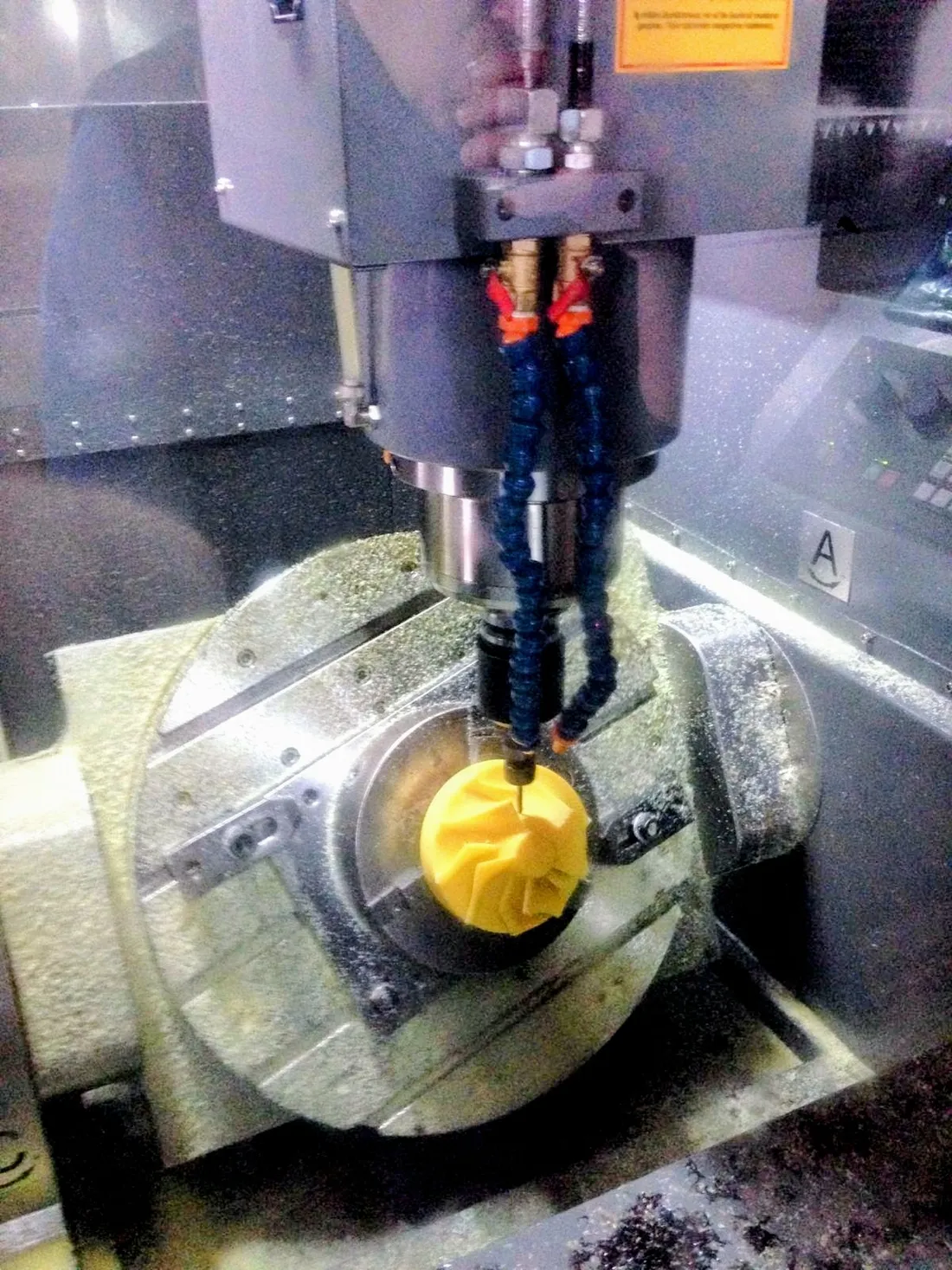 Atölye 111 CNC tezgahında işlenmekte olan pirinç bir parça, yakın çekim
