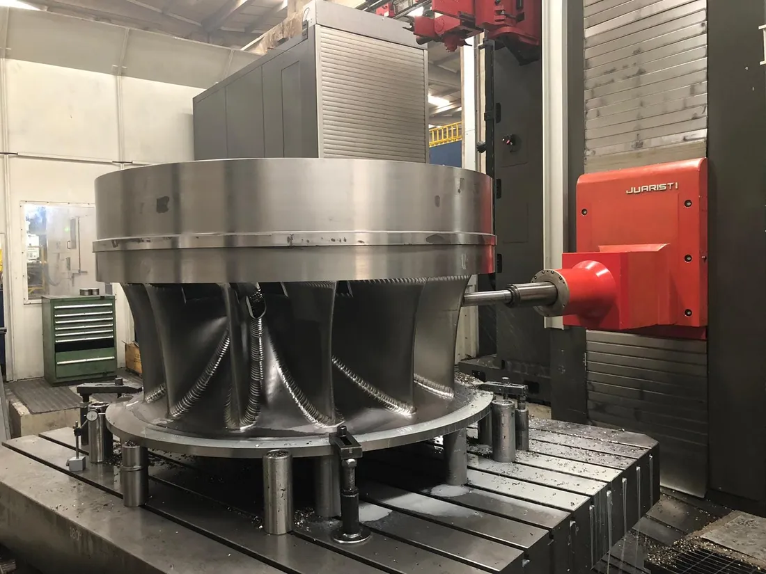 Soğutma sıvısıyla CNC torna işlemi